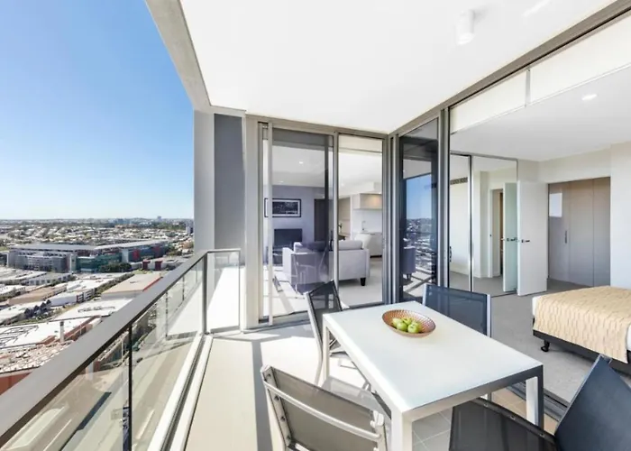 Amazing 2Br Delicate Apt, 1Min To Train Station
